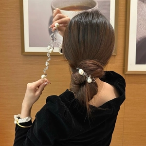 Élastique à cheveux spirale transparent avec perles sur cheveux longs en intérieur