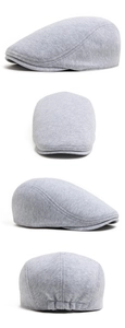 Détails de la casquette plate en coton tricoté gris clair montrant la texture du tissu
