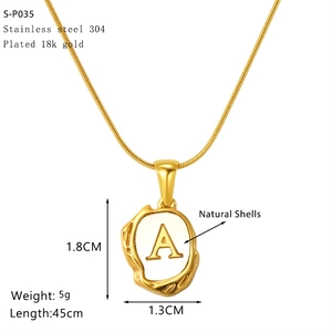 Détail du pendentif lettre A en acier inoxydable plaqué or 18K avec nacre naturelle