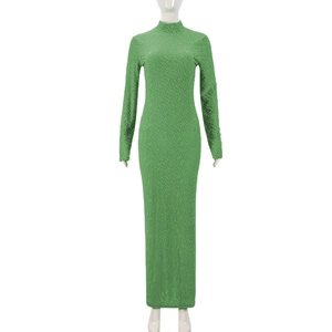 Detailaufnahme von grünem Langarm-Maxikleid mit einzigartiger Beflockung und Texturstoff
