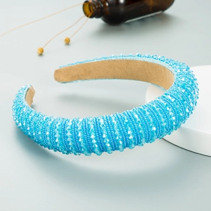 Details des luxuriösen Perlenstirnbands in Türkis mit weichem braunem Samtfutter
