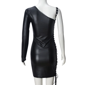 Détails d'une robe en similicuir noir avec laçage latéral et œillets métalliques ajustables