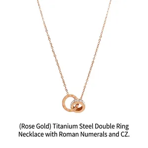 Détail du collier en titane or rose avec cristaux étincelants et chiffres romains