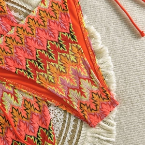 Détail du bikini orange à motif de feuilles tropicales avec texture en maille fine