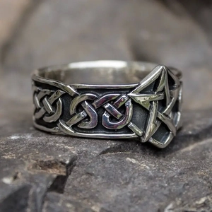 Bague vintage en argent oxydé avec nœuds celtiques et étoile pentagramme en relief