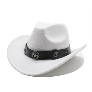 Détail du chapeau de cowboy blanc en laine avec bande en cuir à étoiles argentées