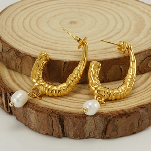 Boucles d'oreilles U en acier doré avec texture organique et perles d'eau douce