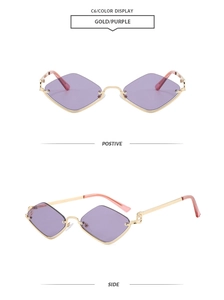 Vue détaillée de face et de profil de lunettes de soleil violettes en losange dorées