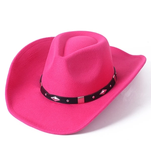 Détail du chapeau de cowboy rose avec ruban en cuir noir orné de rivets métalliques