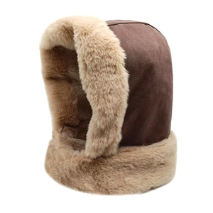 Dettaglio del cappello invernale caldo con fodera in ecopelliccia e finto camoscio