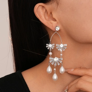 Elegante silberne Ohrhänger mit Zirkonia-Blütenblättern und Tropfenperlen-Quasten