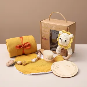 Set regalo neonato con fascia in mussola, spazzola in legno, sonaglio leone e bavaglio