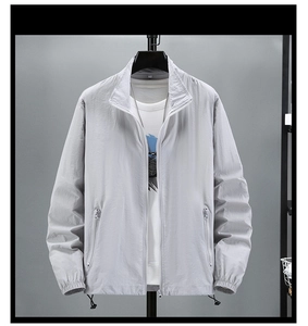 Détail de la veste anti-UV gris clair avec poches zippées et ourlet réglable à cordon