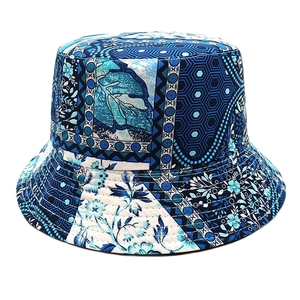Dettaglio delle cuciture rinforzate e dei motivi floreali geometrici sul cappello a secchiello