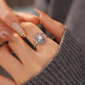 Détail d'une bague trèfle bleu clair à quatre pétales avec anneau torsadé et zircon