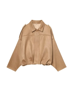 Detalle de chaqueta de ante color camello con diseño corto de solapa y textura mate suave