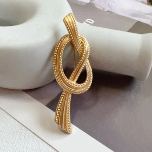 Vintage Matte Gold Zinc Alloy Knot Brooch For Women Exquisite Geometric Twisted Pin Retro Elegant Fashion Jewelry Accessory