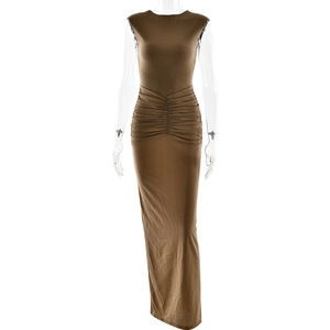 Robe longue marron sans manches coupe ajustée avec taille froncée et fente latérale