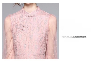 Détail du qipao rose avec broderie en dentelle, col montant et boutons artisanaux