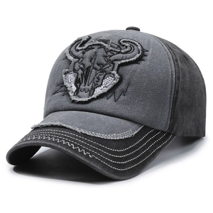 Casquette de baseball rétro brodée d'un crâne de taureau en denim délavé et bords usés