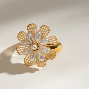 Anello a fiore dorato con petali a doppio strato e una perla bianca centrale