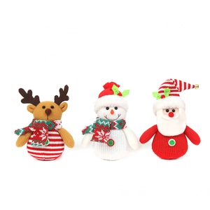 Ensemble de trois poupées de Noël en peluche tricotées : renne, bonhomme de neige et Père Noël