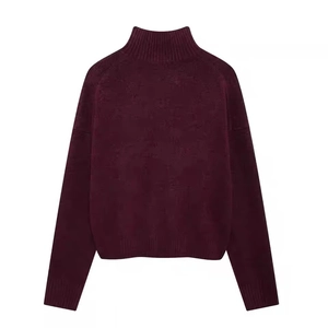 Vue détaillée du pull en maille bordeaux avec col montant côtelé et texture douce