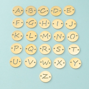 Vue détaillée de 26 breloques alphabétiques en acier doré pour bijoux DIY