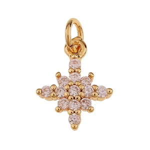 Detalle macro de un colgante de estrella en cobre dorado con circonitas transparentes