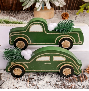 Détail de voitures de Noël en bois vert avec paillettes dorées et décor de sapin