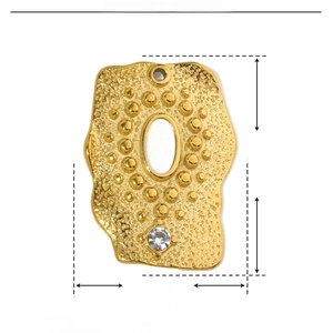 Vue détaillée du pendentif cœur irrégulier en acier doré avec strass et ses dimensions