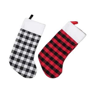 Chaussettes de Noël classiques à carreaux rouge noir et blanc avec fausse fourrure