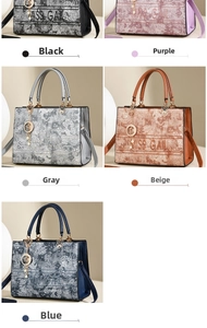 Dettaglio di borse tote in jacquard floreale con logo Miss Gail in cinque colori