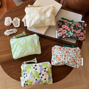 Vue détaillée de pochettes en coton à fleurs avec cordon de serrage sur une table en bois