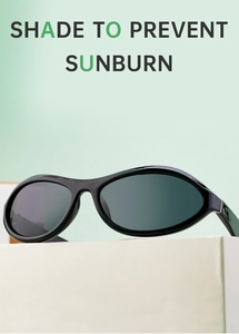 Nahaufnahme einer schwarzen Sportsonnenbrille mit dunklen Gläsern auf weißem Grund