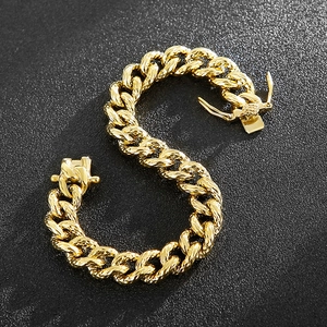 Λεπτομέρεια χρυσού βραχιολιού Cuban link με υφή diamond-cut και κούμπωμα καβουράκι
