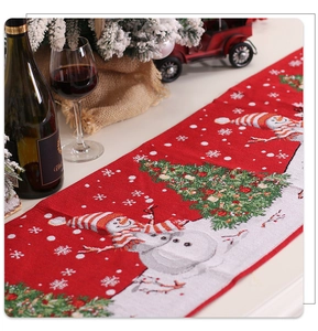 Détail du chemin de table de Noël en tricot rouge avec motifs bonhomme de neige et flocons