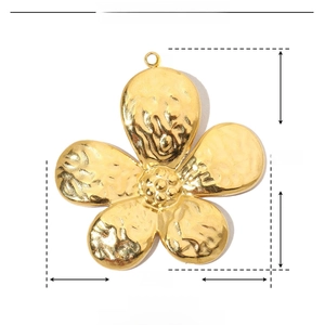 Detailed size chart for the gold flower pendant with 31mm width and 4.9g weight data
