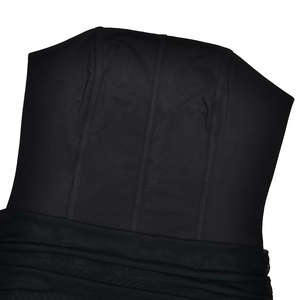 Détail du haut bustier noir sans bretelles avec coutures verticales et jupe en tulle