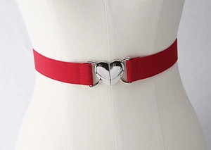 Détail de la ceinture élastique rouge avec boucle métallique argentée en forme de cœur