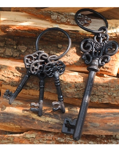 Makroaufnahme von Vintage-Deko-Schlüsseln aus Gusseisen mit Ornamenten auf rustikalem Holz