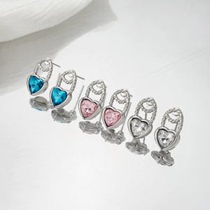 Set aus drei Paar herzförmigen Zirkonia-Ohrringen in Blau, Rosa und klarem Weiß