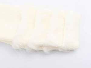 Detailansicht der cremeweißen Strickbündchen mit flauschigem Kunstpelz-Besatz
