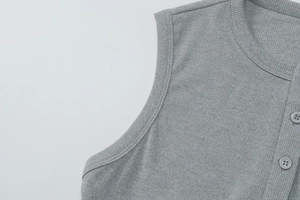 Détail du haut sans manches en tricot côtelé gris avec fermeture à boutons et col rond doux