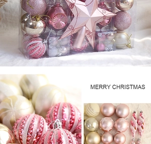 Détails de boules de Noël roses et champagne avec des textures à paillettes et perles