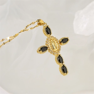 Détail du collier croix religieuse avec pierres marquises noires et relief de Marie