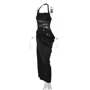 Détail d'une robe maxi noire dos nu avec empiècements en mesh et taille froncée