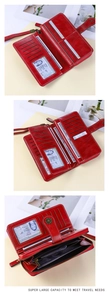 Dettaglio del portafoglio lungo in pelle cerata rossa con slot per carte e interno RFID