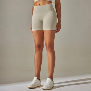 Gros plan détaillé sur la taille haute côtelée du short de yoga sans couture beige