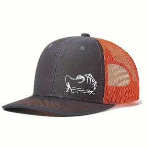 Détail de la casquette trucker grise avec filet orange et motif d'arête de poisson